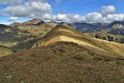71 Spettacolare vista verso il Monte Mincucco colorato d'autunno e oltre